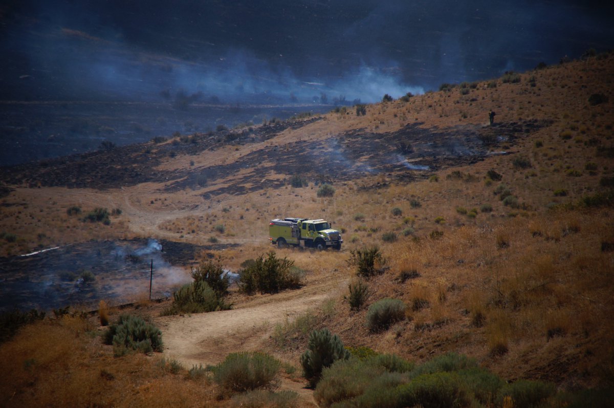 carsonnow's tweet photo. Evacuations lifted in Carson City #ShootingFire Air attacks continue, fire 200 acres. https://t.co/SDxEEL3Cih https://t.co/MDZrmLlvgS