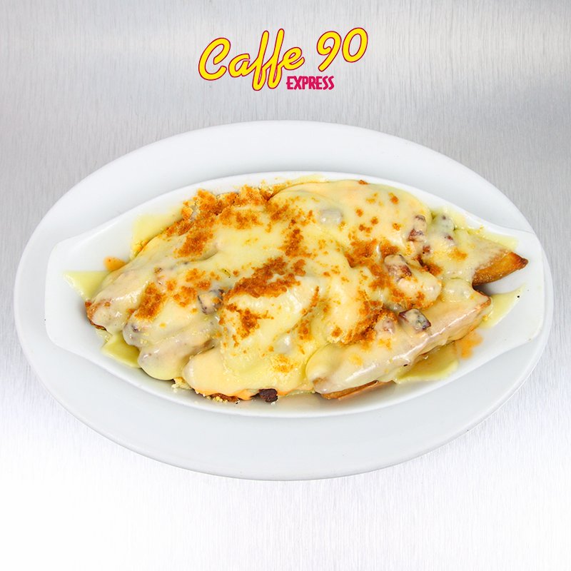 Caffe90Express's tweet image. Dudamos que te puedas resistir a nuestras papas fritas en media luna con queso cheddar y tocineta.