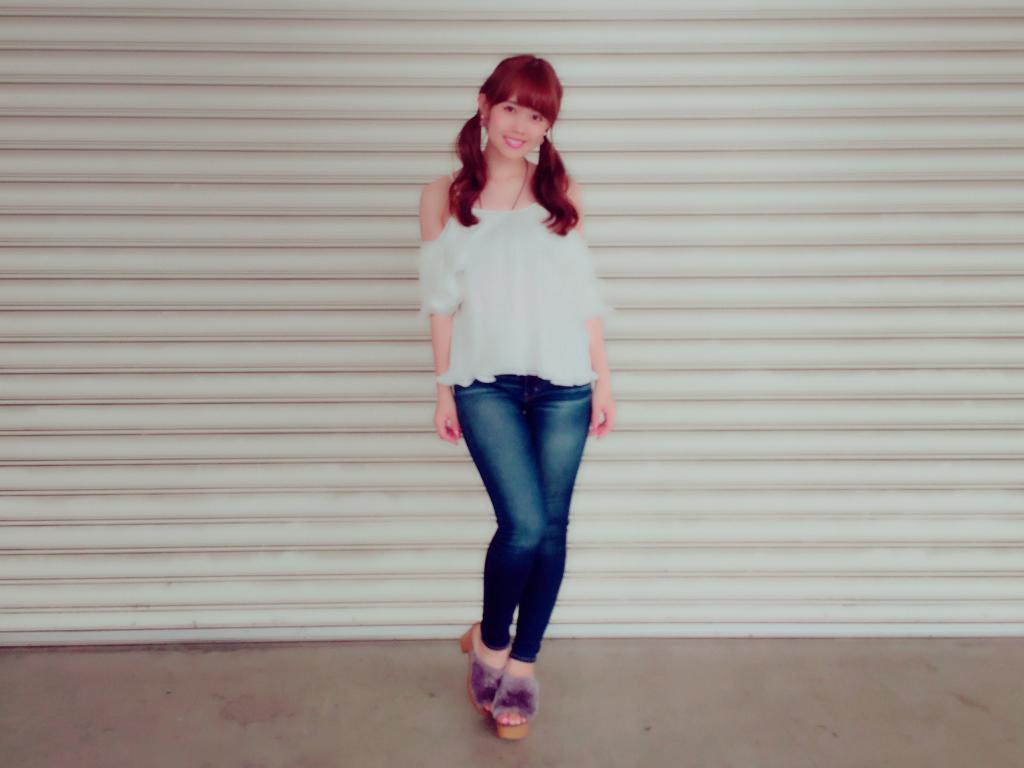 HP211882's tweet photo. "@takeuchimai0831: 男の子は肩が出てると
ドキドキするらしい、、、
本当😈💓💓??
#ootd #denim #maicode
#翼はいらない #thanks https://t.co/dpOO2KLcKT