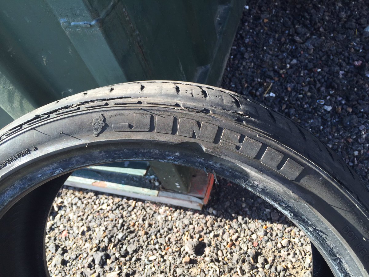 AutoRetrouk's tweet image. Never buy cheap tyres everyone! Could be remoulds like this customer's ones!!😬😬
