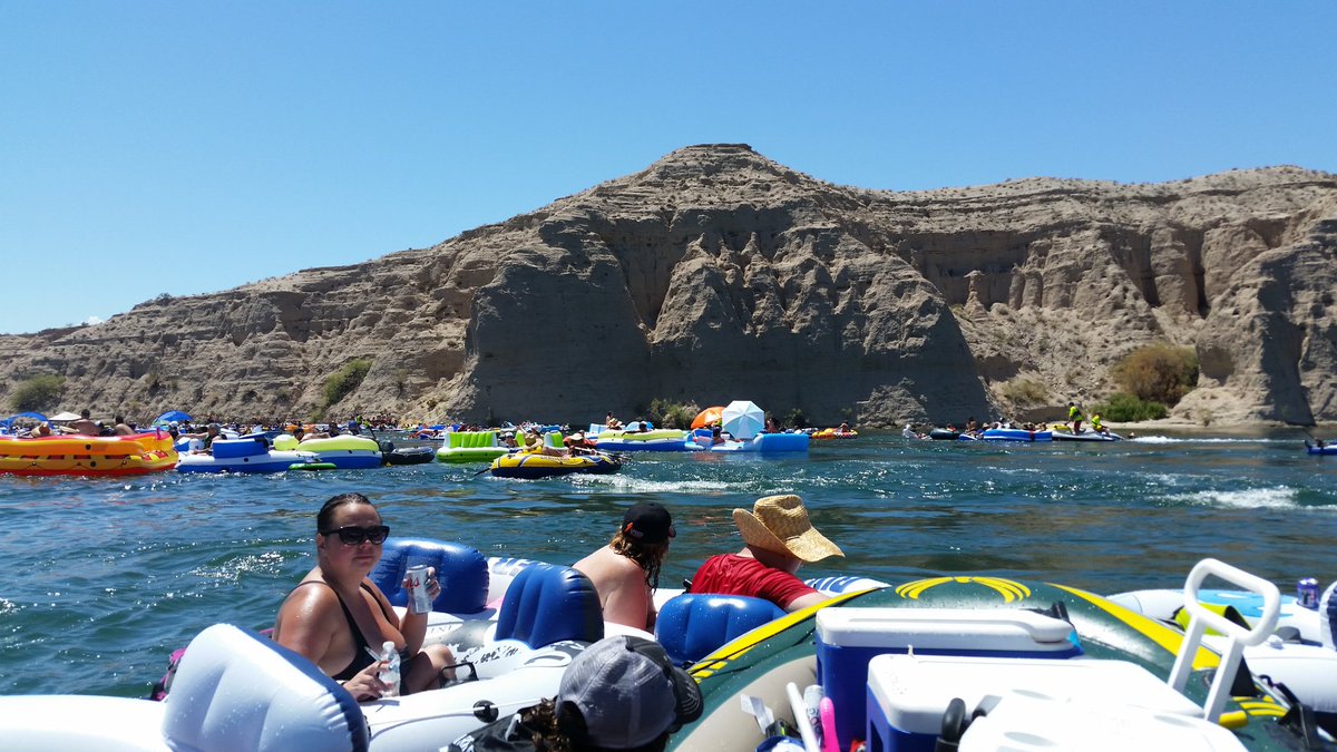 rlope3's tweet photo. What a great #Weekend River Ragata in Laughlin #arewefloatinyet #Fun #outdooradventure https://t.co/FCMbp8Rcza