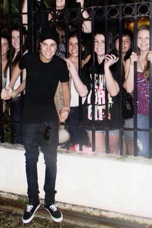 maracasanova6's tweet photo. Las personas que te quieren por lo que eres // Las personas que te "quieren" por lo que tienes. #RIPBeliebers https://t.co/CwhSRCY5x2