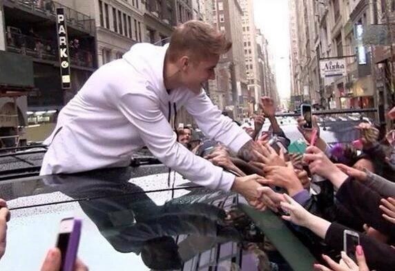 maracasanova6's tweet photo. Las personas que te quieren por lo que eres // Las personas que te "quieren" por lo que tienes. #RIPBeliebers https://t.co/CwhSRCY5x2
