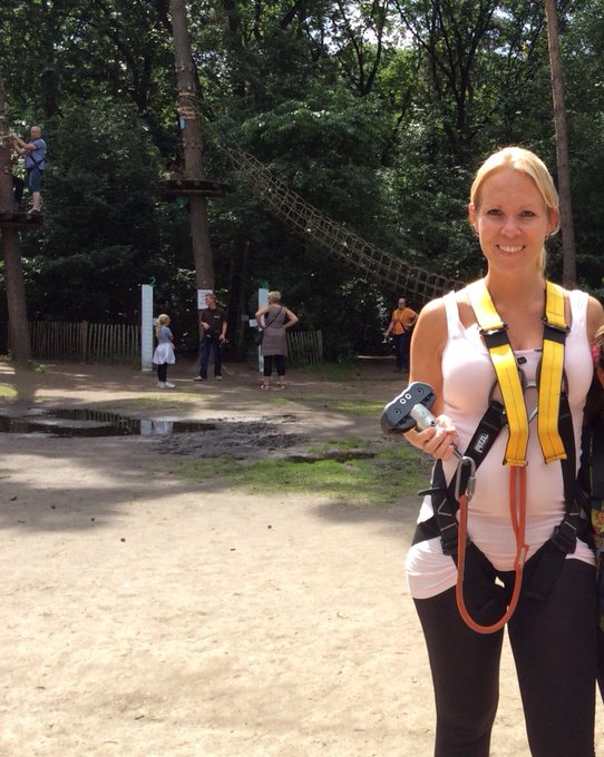 5 weken na de bevalling nog een Klein buikje en ja werd Ook weer herkent #klimpark #Duinoord https://t<a href="/tag/klimpark"class="tags"><span>#klimpark</span></a><a href="/tag/duinoord"class="tags"><span>#duinoord</span></a>