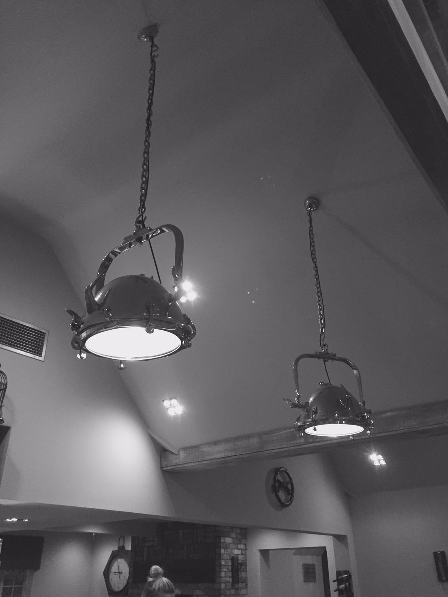 Super stylish #retrolighting <a href="/TurpinsBarGrill/">TurpinsBarGrill</a> tonight!! <a href="/russellsretros/">Russell's Retros</a> love it!! ❤️