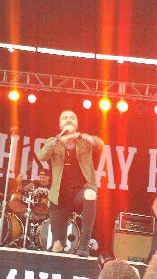 FaigePouty's tweet photo. That time I was super close to @MattyMullins @MemphisMayFire #ROTR2016 https://t.co/rkiacAJA8G