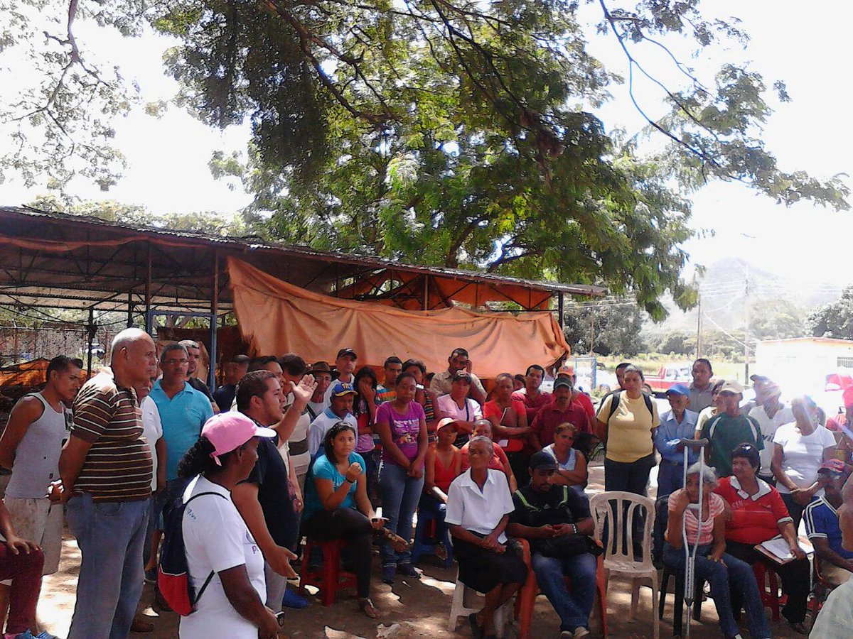 ciaraaragua's tweet photo. Encuentro con pequeños y medianos productores de cerdo para producción navideña. #SiEsPosible #HallacasAgroUrbanas https://t.co/NfrsSOnnVk
