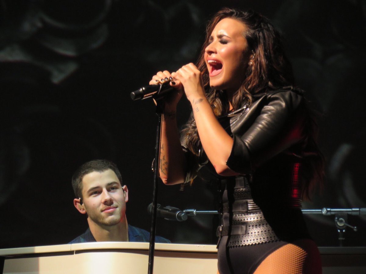 hailshusband's tweet photo. namore alguém q te olhe igual o nick olha pra demi https://t.co/862hIh7ru6