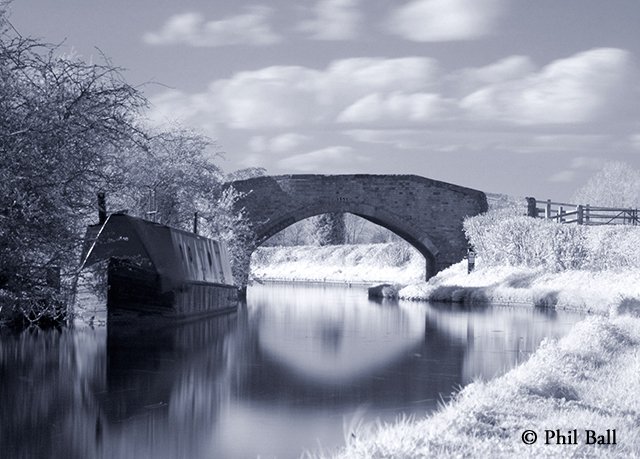 Kryfold_Sky's tweet photo. A long-exposure infrared photograph taken on the southern edge of Cropredy, Oxford Canal. https://t.co/4vowt8wf3n