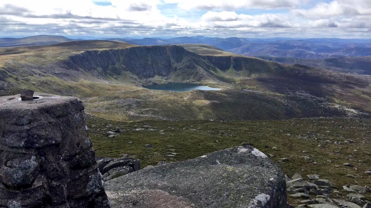 luliscot's tweet photo. This is addictive!! Lochnagar on a perfect day! #firstmunro #scotland #RoyalDeeside #lochnaneun @SamHeughan https://t.co/COzfkaj1uY