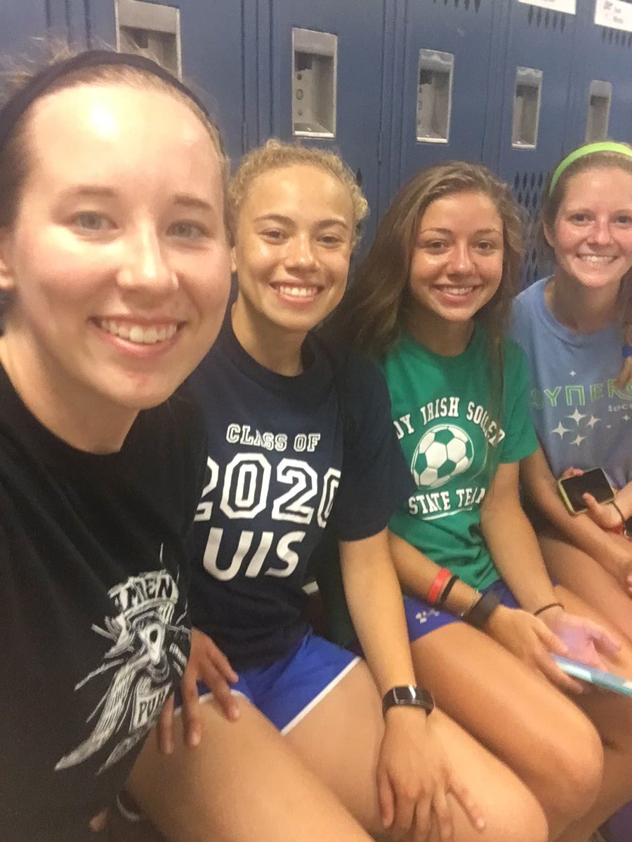 alena_loves's tweet photo. @alena_loves @UISWSoccer #teambonding #PhotoScavengerHunt ⚽️⚽️⚽️ https://t.co/VHs1xf5S4A