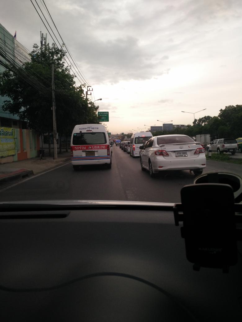 a035's tweet photo. @js100radio  บรมราชชนนีขาเข้า รถลาก สะสมถึงสาย 4    7:14 https://t.co/Z2RdfUGMpP