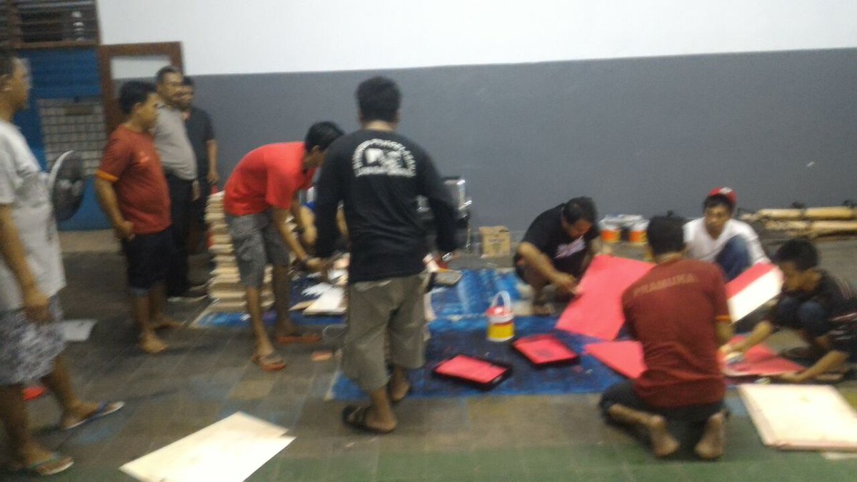 yrizant's tweet photo. Mempersiapkan 594 triplek. Dengan tulisan INDONESIA HEBAT #PAScetakMURI #lapastaonehebat#tangerang https://t.co/yRgCI9TF1i