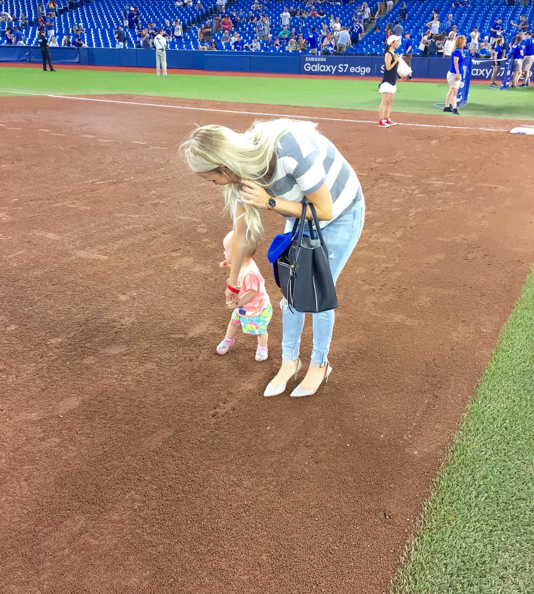 AlsC_Maude's tweet photo. W-E à Toronto à 106 dodos de la @GreyCupFestival !😁 #cantwait 🙋🏼this little cutie and I even made a homerun ⚾️ https://t.co/aDnxYBNInX