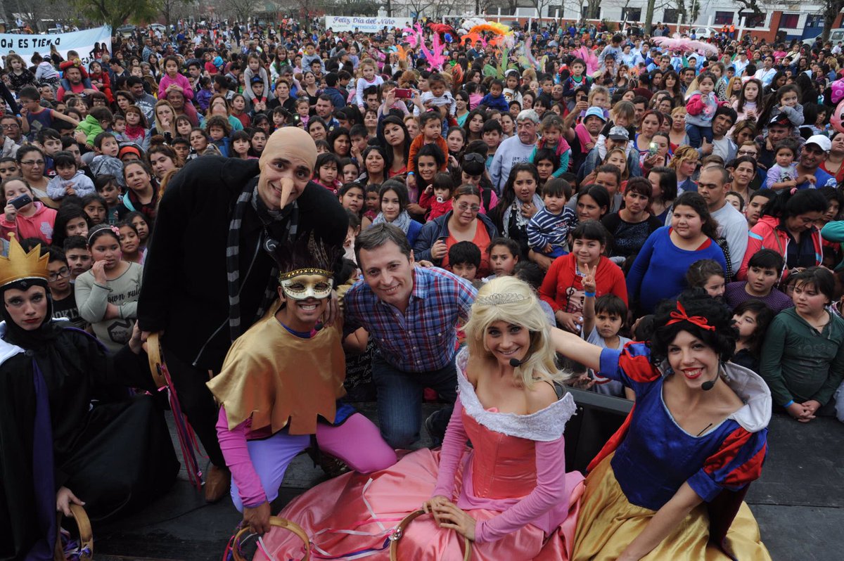 fernandogray's tweet photo. Multitudinaria concurrencia de chicos en la plaza de la Cultura de #ElJagüel https://t.co/IgSsUxg6VI