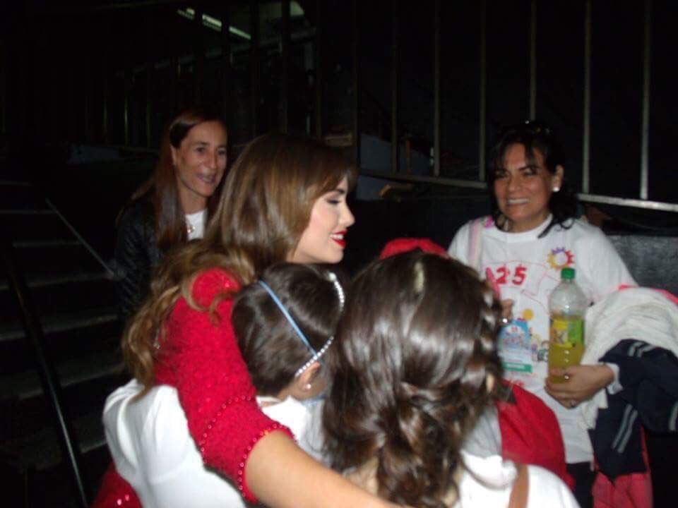 PortalLaliBR's tweet photo. Lali com as crianΓ§as nos bastidores do Un Sol Para Los Chicos - 13 de Agosto #LaliEnUnSol https://t.co/rZ8rlomqER