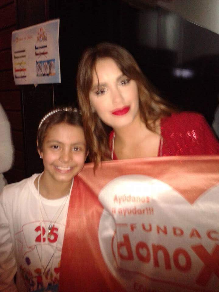 PortalLaliBR's tweet photo. Lali com as crianΓ§as nos bastidores do Un Sol Para Los Chicos - 13 de Agosto #LaliEnUnSol https://t.co/rZ8rlomqER