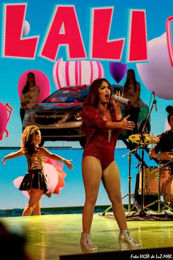 PortalLaliBR's tweet photo. HQ | Mais fotos da Lali se apresentando no Un Sol Para Los Chicos - 13 de agosto #LaliEnUnSol https://t.co/e5jtISjKmc