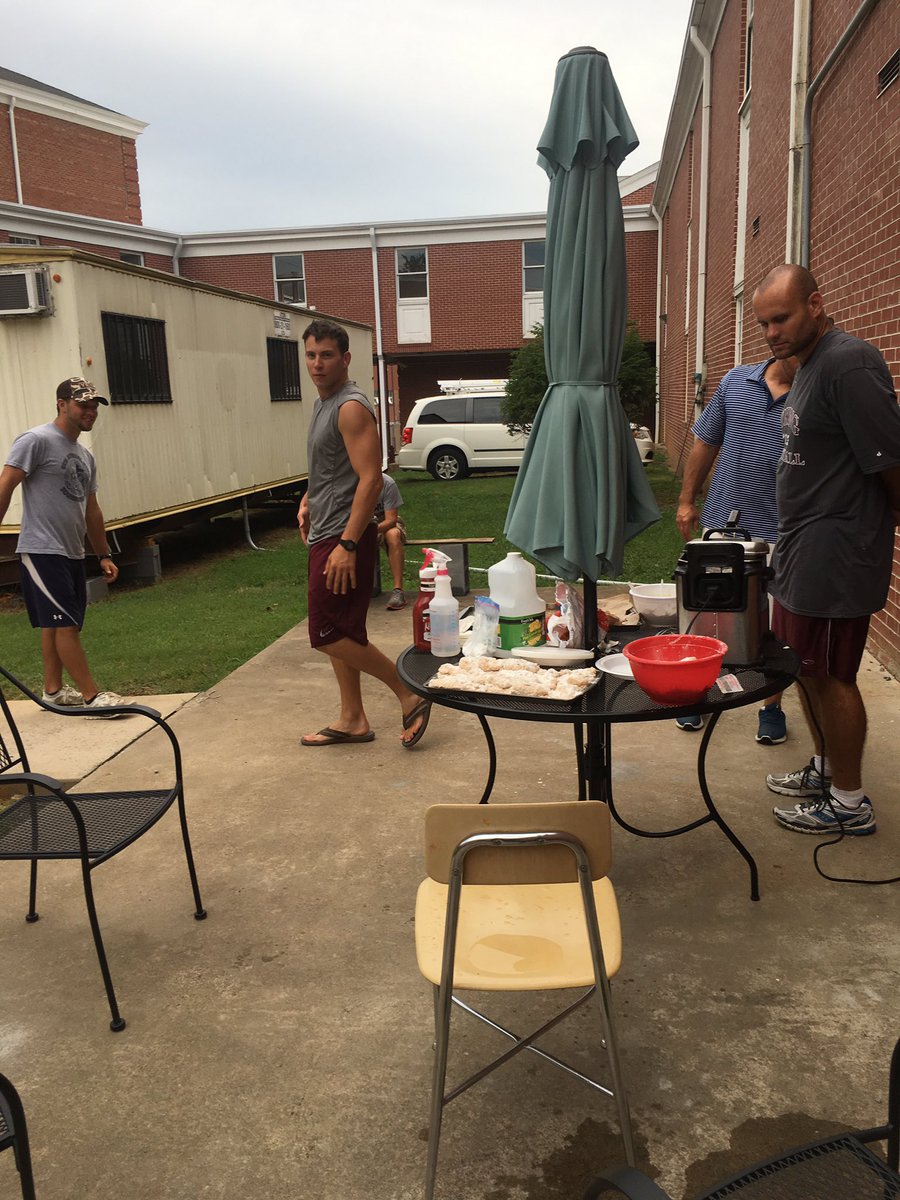 MaysMaysm's tweet photo. Fish, Football, and Friends. Doesn't get much better. #Sundaygrind @DavisJE92 https://t.co/ppJdetxkmI