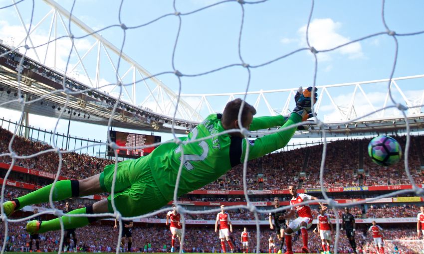 LFCIndonesia's tweet photo. Selamatkan penalti, Mignolet cetak rekor baru #LFC di Premier League  https://t.co/MoNkj4DKoT #LFCIndonesia https://t.co/1WUf8SlgGn