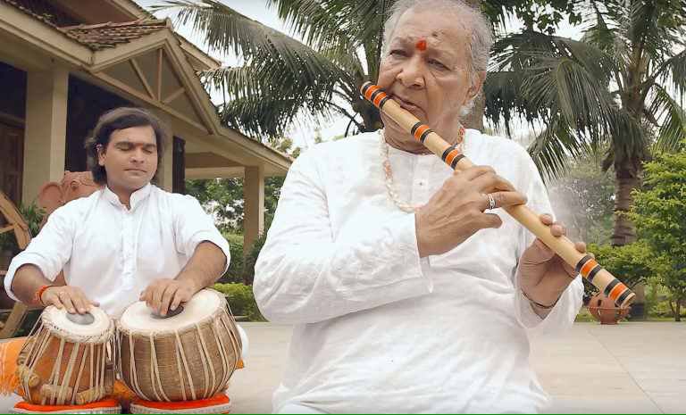MusicFulcrum's tweet photo. Happy #IndependenceDay ! Saare Jahaan Se Achcha on #flute by #HariprasadChaurasia more on > https://t.co/eSk4bSv9fo https://t.co/DDLrRrq2O5