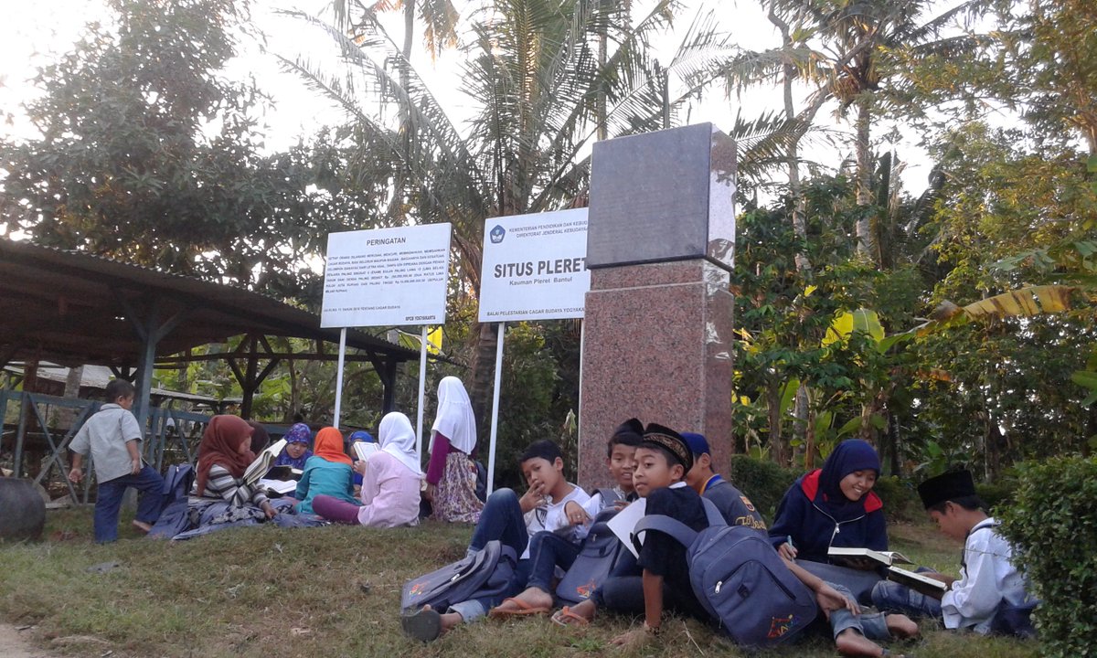 Hanifaruqy's tweet photo. @IMS_NET Ngaji di reruntuhan Masjid Ibukota ke-2 kerajaan Mataram Islam untuk jiwa yang lebih kece! #IMS_CagarBudaya https://t.co/ON1zgTSCso