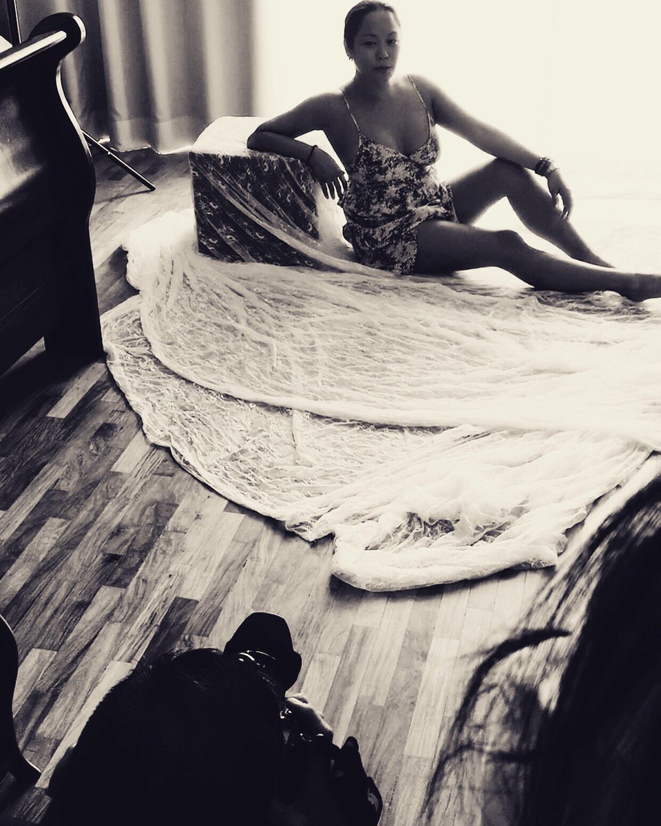 ToptasticEvents's tweet photo. When the event planner becomes the light and test subject at a client's boudoir shoot... 👍🏽😁
#boudoir #photoshoot https://t.co/Pv7TwxCZbk