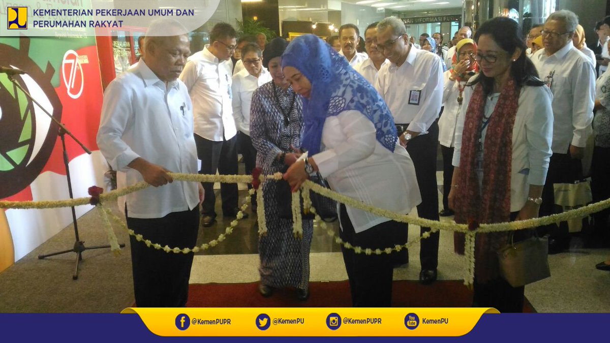KemenPU's tweet photo. Menteri PUPR membuka Pameran Lukisan & Fotografi yg merupakan rangkaian acara dlm rangka HUT RI ke-71. #BPSDM17an https://t.co/DpbJG4sYXF
