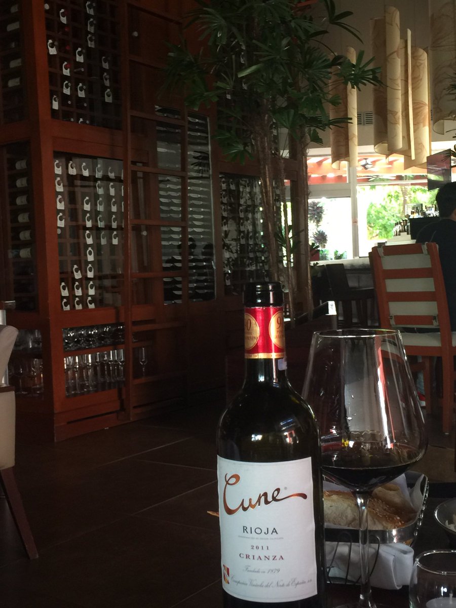 aramburu_'s tweet photo. Celebrate life! (Love u dad) @Harrys_Rest #acapulco #family #winelover #foodlover #deli @Cvne @CVNEmx https://t.co/ofiTCcDNXH