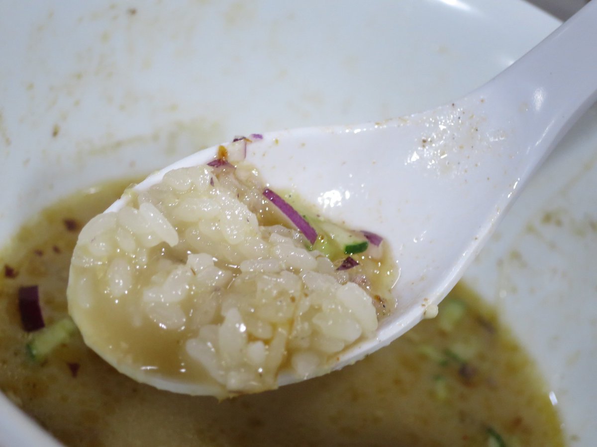 星印＠反町
【限定】真夏の冷やし味噌ヌードル

従来の「味噌」イメージとは違い和出汁が前面に出た清涼感ある一杯～鶏レアチャーと鴨スモーク、紫玉葱に胡瓜や揚げ葱が彩りと食感のアクセント💕
〆にご飯投入で「冷や汁」風にゴチソーさん😜🍴🎵