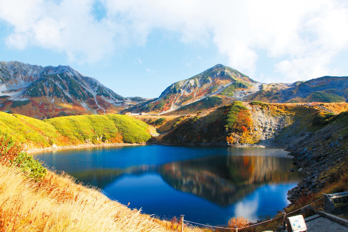 みくりが池【富山県】

春になりアルペンルートが開通後、
６月に入ってやっと雪が解けると、

紺碧の湖面に立山の姿を美しく映し出すようになります。