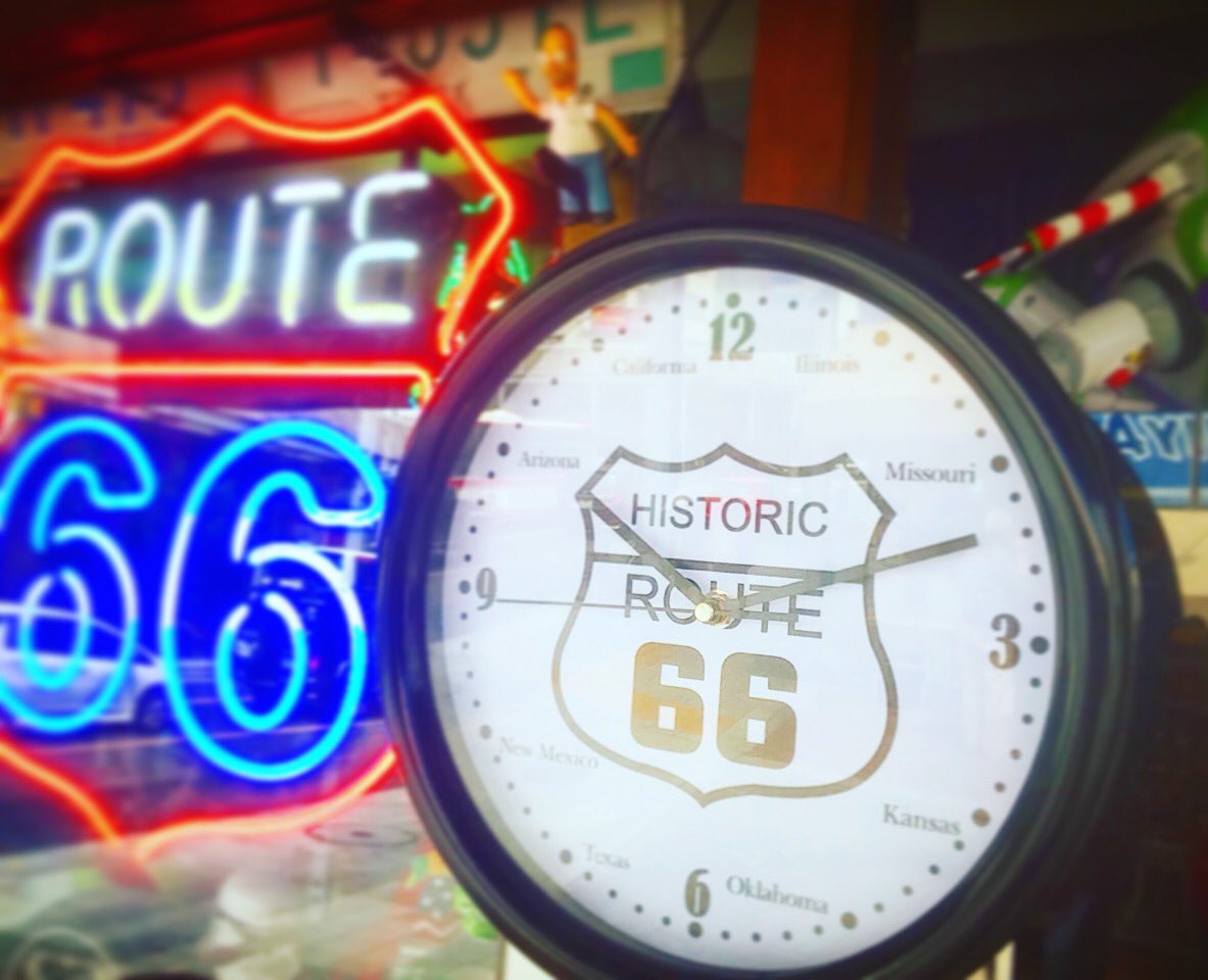 ボビンヘッド 映画カーズの舞台背景にも使われたroute66 Route66が無ければ今のアメリカは無いと言えるほど アメリカ経済や文化を育んできた アメリカを代表する国道です その掛け時計が入荷です