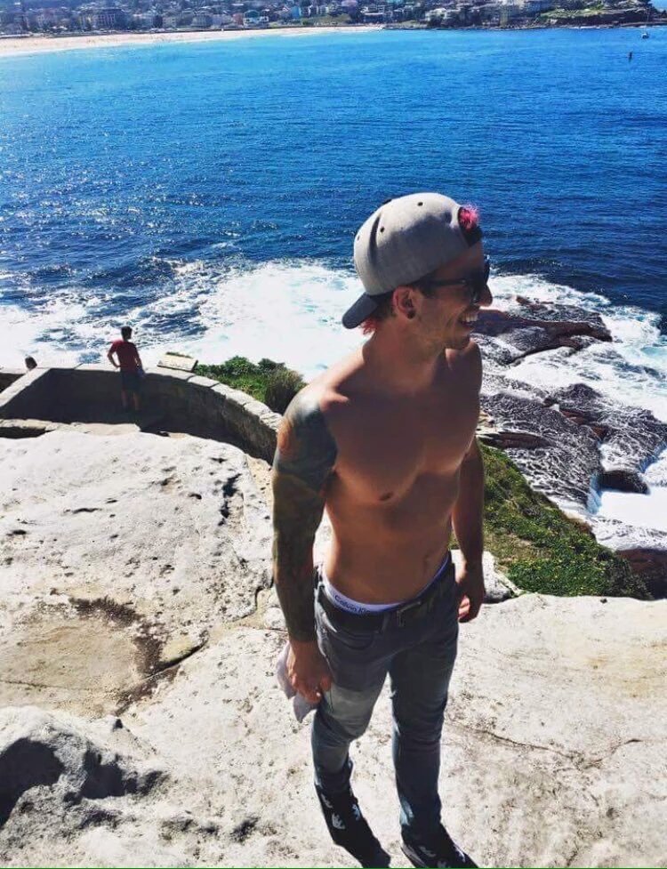 PostBadT0P's tweet photo. Josh in light colored jeans https://t.co/XEiYjLRODM