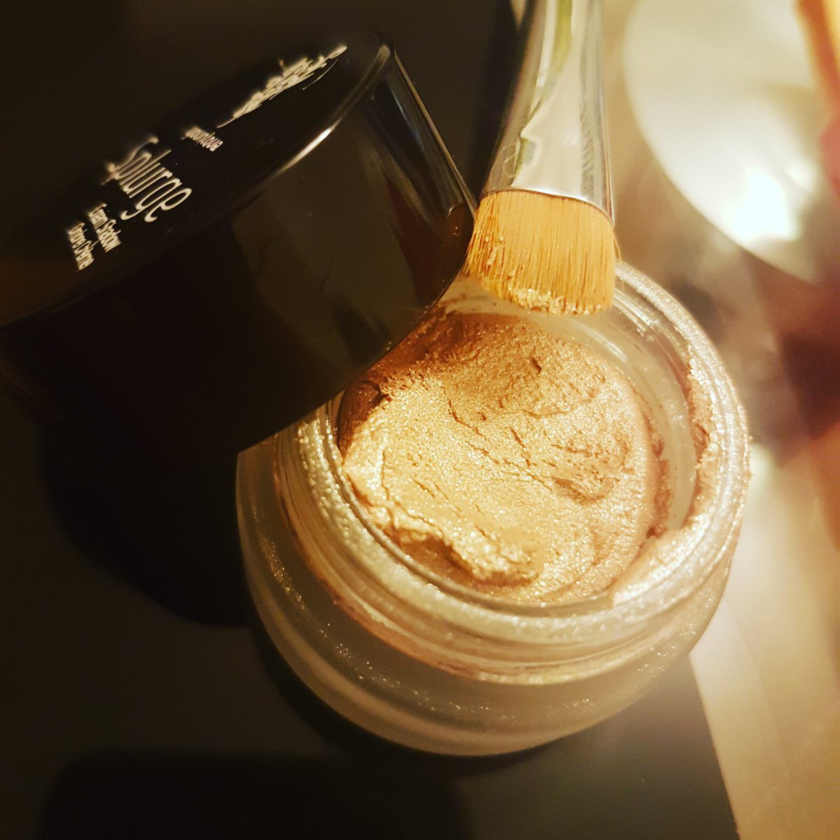 YOUniqueCW's tweet photo. You only need to apply such a small amount for an amazing result. #younique #makeup 😍😍

I love it....💛🌼🌸🌼🌸🌼🌸💛 https://t.co/QIofVlKysw