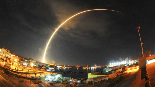 [SpaceX再次从海上回收火箭获得成功] 美国太空探索技术公司SpaceX成功在一艘海上靶船上回收了再次使用的“猎鹰九号”火箭。此前，这枚火箭将一颗日本通讯卫星送入预定轨道。
bbc.in/2aSAFSk