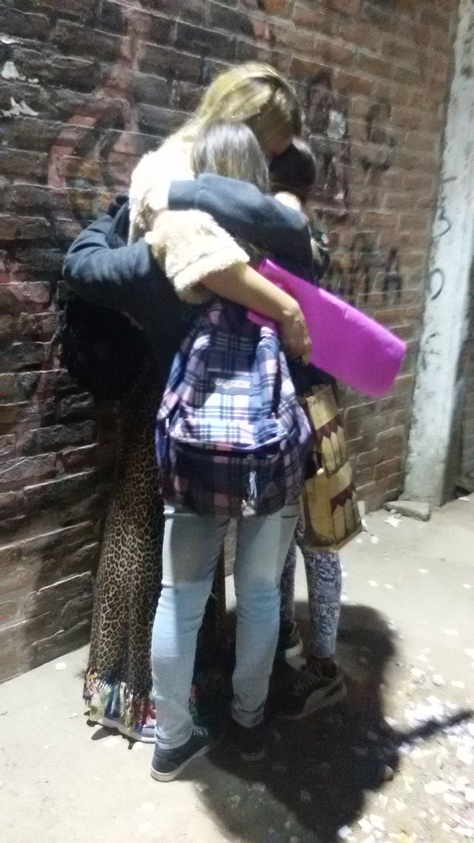 NewsVigna's tweet photo. Flor conteniendo a dos Vignistas que lloraban por haberla conocido 💛 https://t.co/Rv9g5pP0Md
