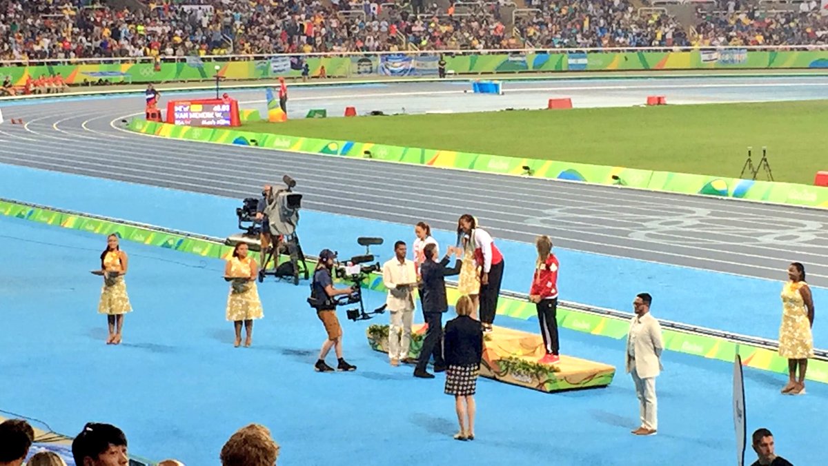 sporza's tweet image. Net voor de finale van de 100 meter mag @thiam_nafi haar gouden 🏅 in ontvangst nemen #Rio2016 #Athletics