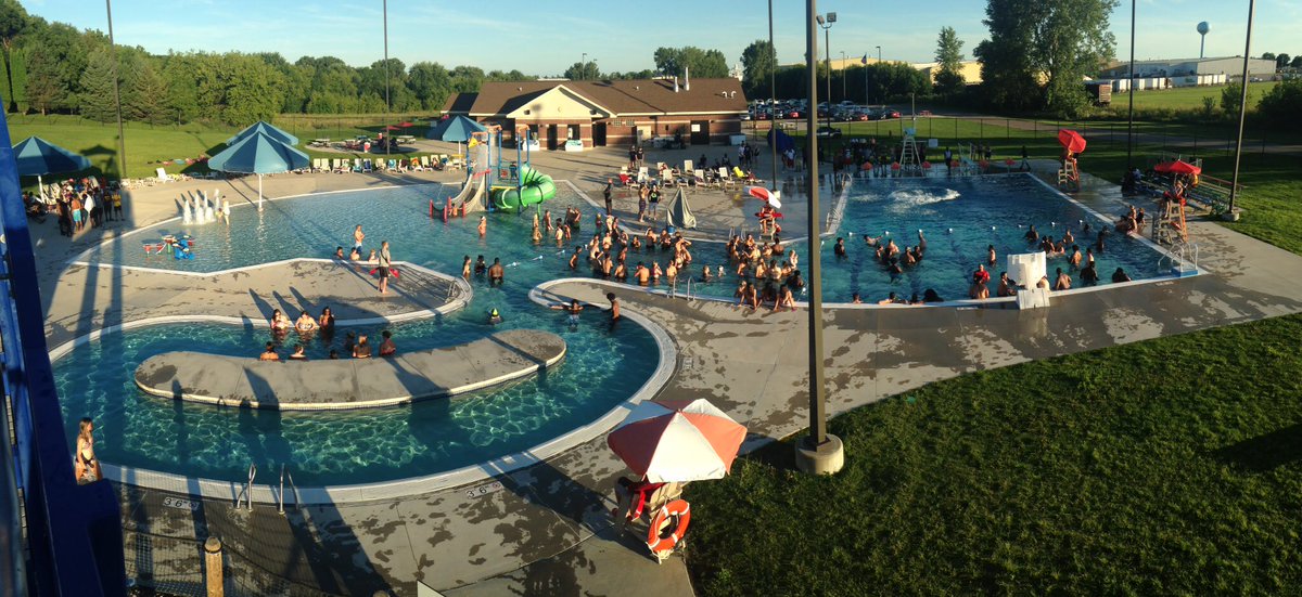 KZOWFM's tweet photo. Aquatic Center in Forest City!! #fallsportparty #DJAntro https://t.co/Mg0BYIgry3