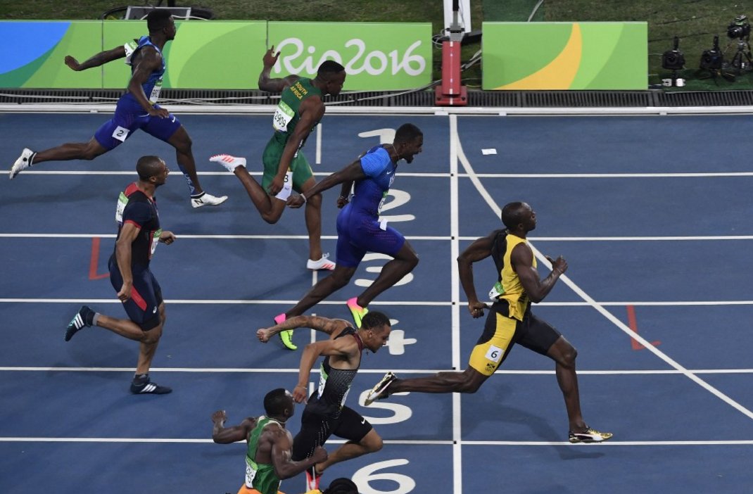 Игры бег 100. Усейн болт 200 метров. Усейн болт финиш. Усейн болт бег 100 метров. Usain Bolt 2008.