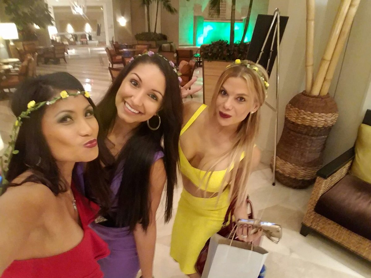 AngelesBurke's tweet photo. #Bomicon 2016 β€οΈππ @bombshellnews https://t.co/DNyrwQ4zPw