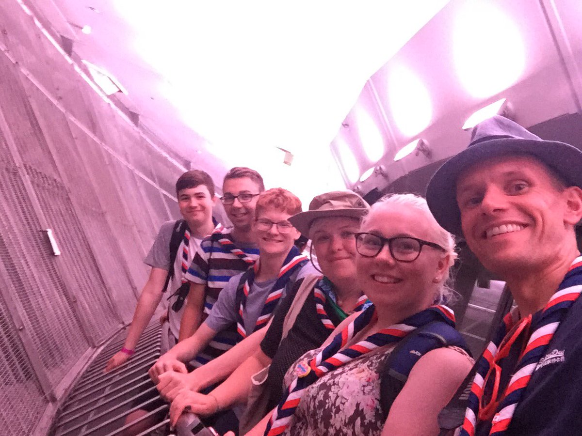 reavalleyexp's tweet photo. Totally LOVED the beautiful view from the top of the @TourCNTower in #Toronto #RVExp #iScout! Awesome times https://t.co/f2bdtB1Ail