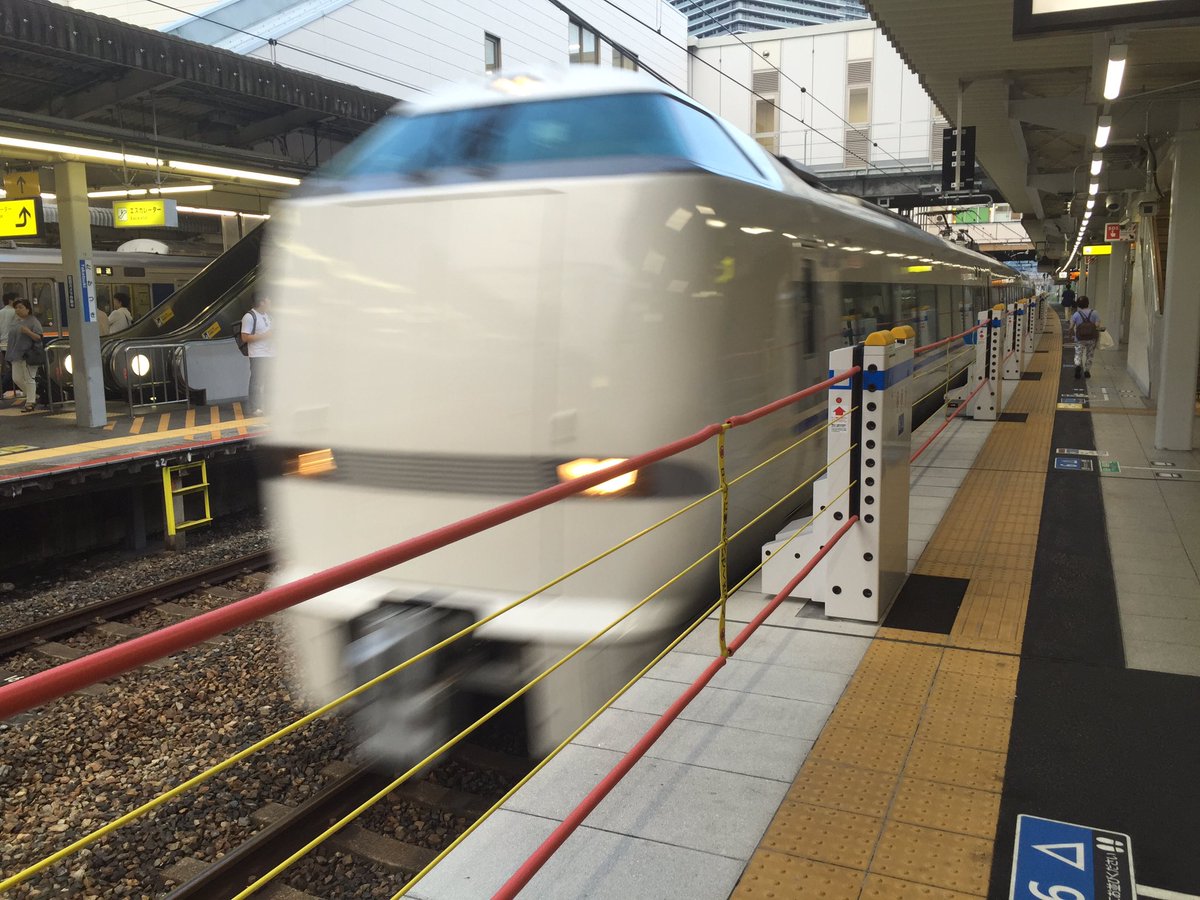 先にFBで触れたが高槻のホームドア。確かに見ようによってはプロレスのロープにも見えるし、色付きの五線譜にも見える。ト音記号とか音符とか貼り付けてみたい（笑）。