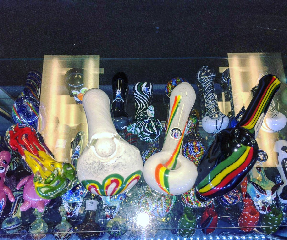 hookahhookup_bf's tweet photo. Bunch of cool glass for all different tastes #1000waystochill https://t.co/DrZueJnyJC