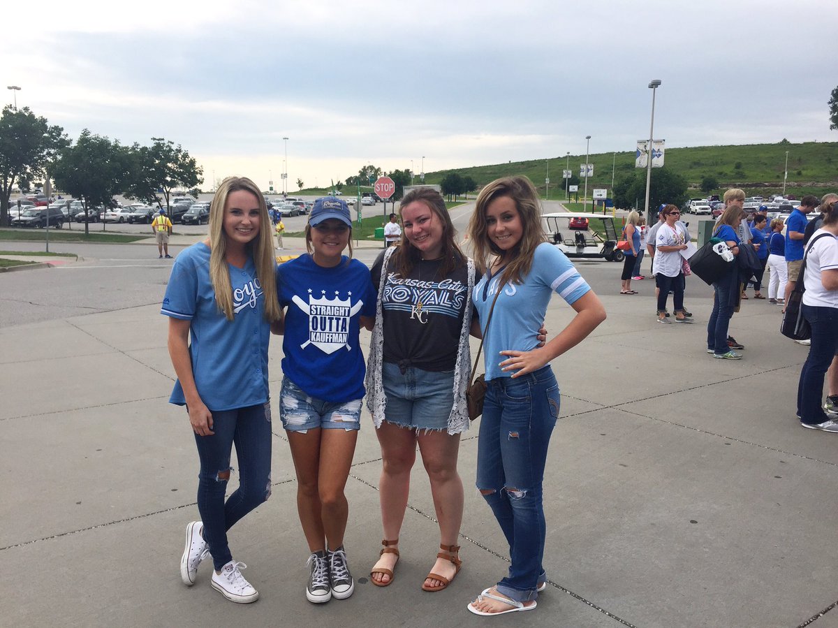 ktempleton30's tweet photo. #LNSummerFun was full of royals games, Fulton, state and best friends 💕😝 https://t.co/5UrZIJEivd