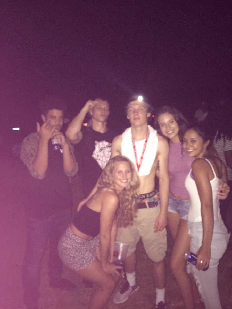 saammm_xoxo's tweet photo. #4picswhereiwasthehappiest 
some crazy nights 😂 https://t.co/4DFOK7KGTp