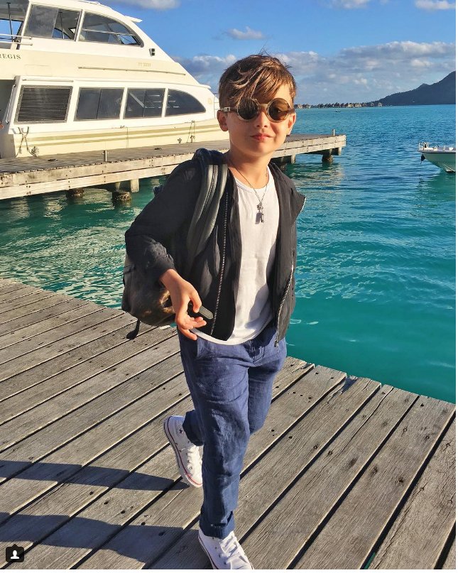Dior のジャケットにデニム コンバースを合わせた世界一おしゃれなキッズのアロンソ マテオ Alonso Mateo など コンバースとデニムの着こなしを調査 Fashionsnap Com Scoopnest