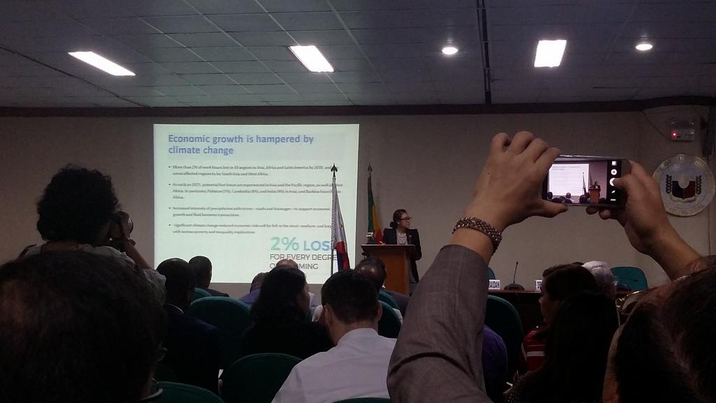aksyonklima's tweet photo. @TheCVF Economic loses of 2% per degree of warming. Climate change has serious econ. implications; work hrs reduced. https://t.co/vSsdGYsag2