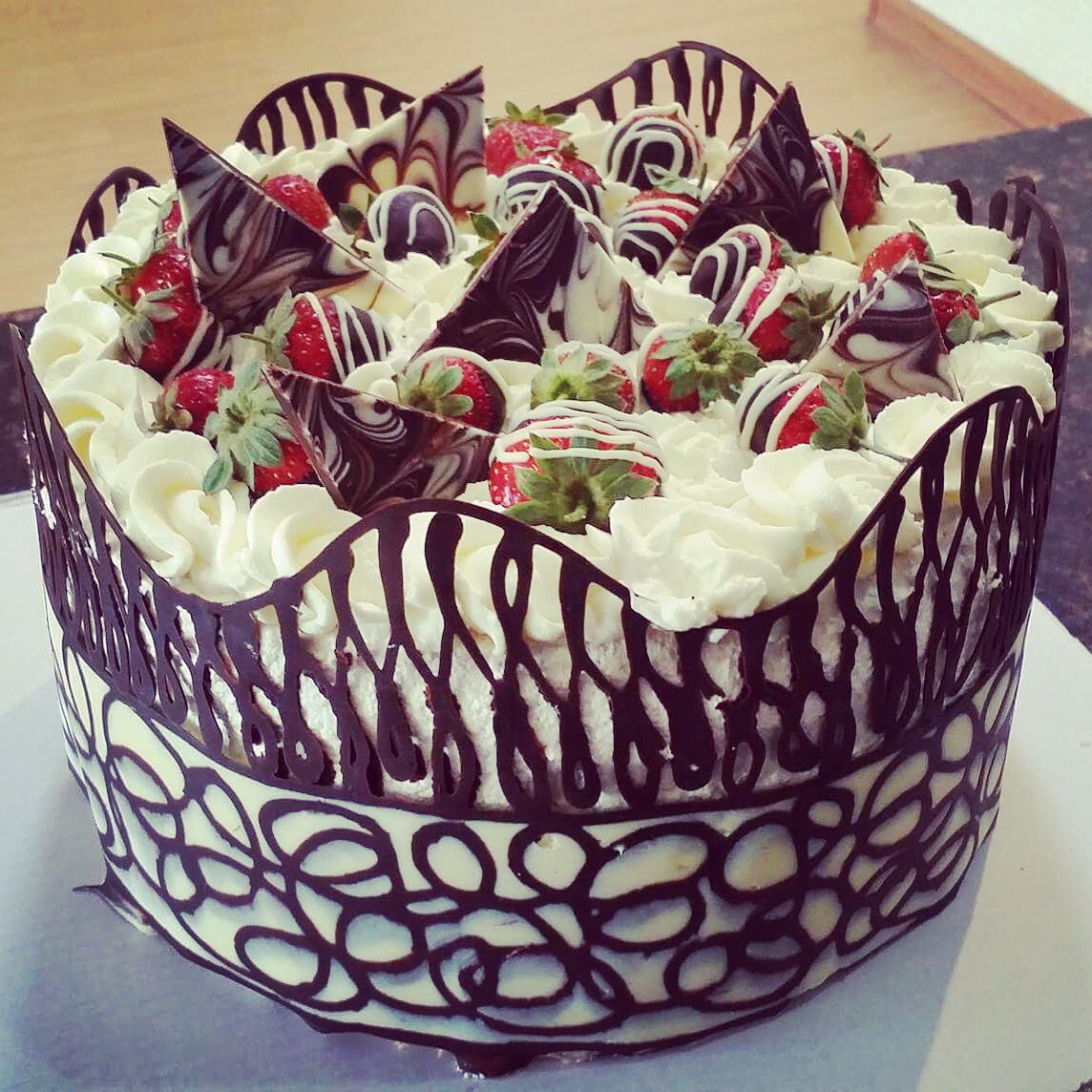 ss_lun's tweet photo. Шоколадан чимэглэлтэй маслон кремтэй бялуу байнаа 😋🍓🍫🍰🎂 https://t.co/SJSqTU6BqZ
