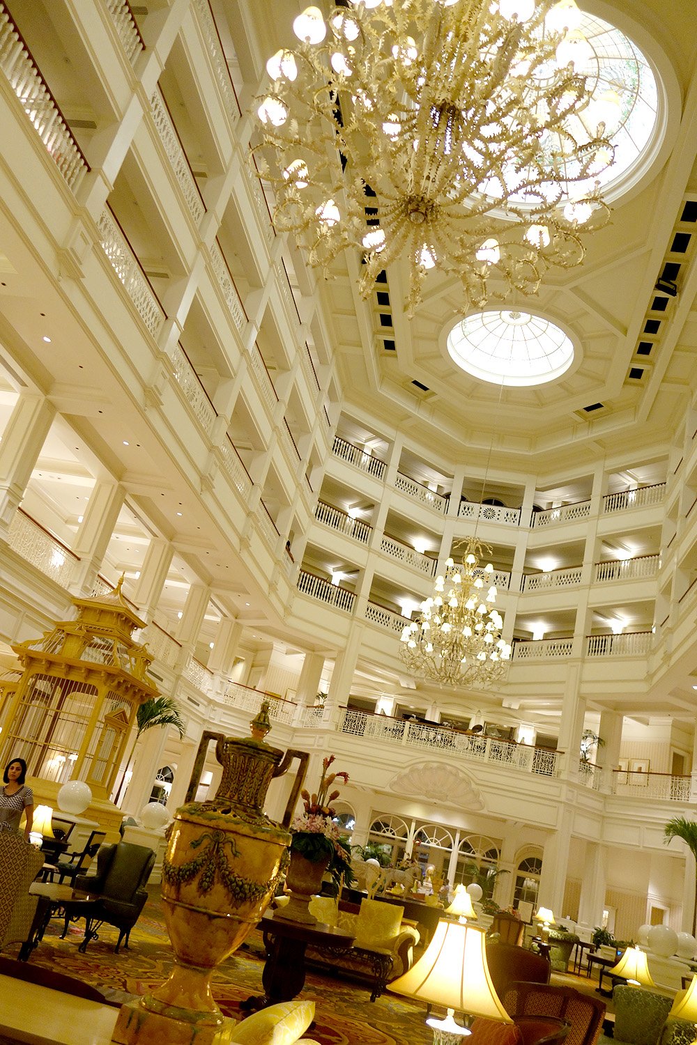 ヒロ Wdwの最高級ディズニーホテル ディズニー グランド フロリディアン リゾート スパ のロビー ビクトリア朝様式のとても素敵なホテルです スペシャルな日にはもってこいのホテルですね Mnwdw T Co Lsaprfvkcj Twitter