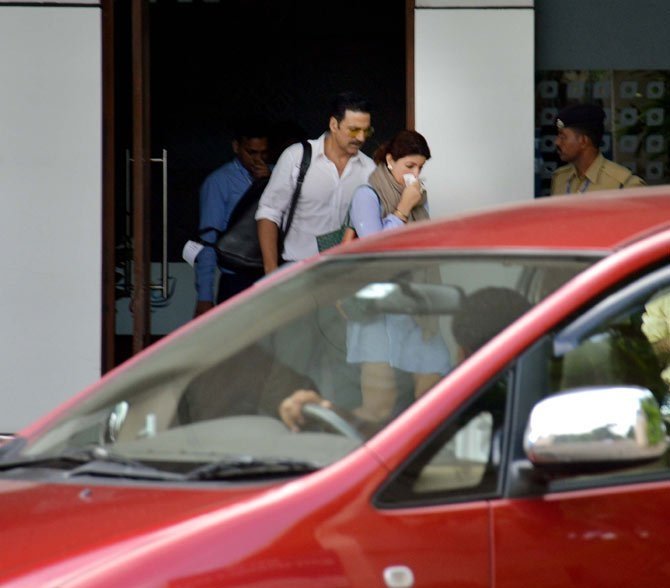 AKFansGroup's tweet photo. PICS 1 : @akshaykumar sir and @mrsfunnybones mam spotted at mumbai airport !!
#IndependenceDayWithRustom https://t.co/APecPegRqd